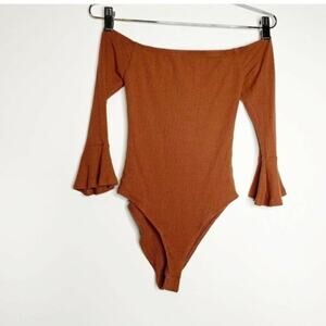 HONEY PUNCH Off Shoulder Bell Sleeve bodysuit sz small